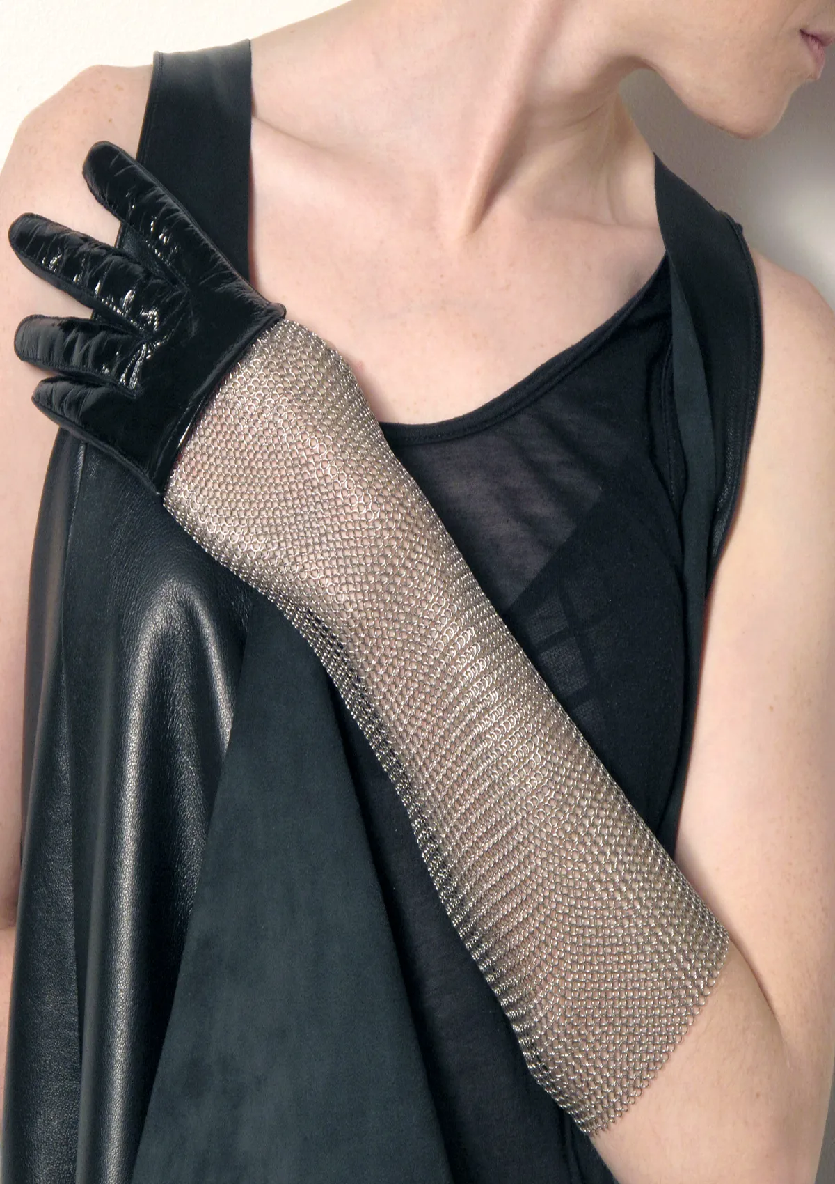 CHAIN MESH PATENT GLOVES