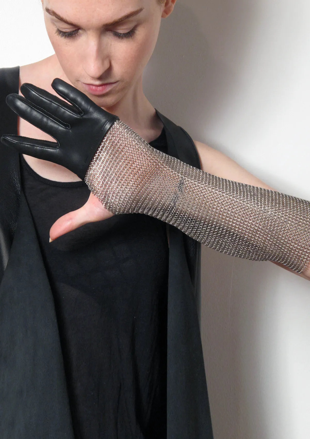 CHAIN MESH PATENT GLOVES